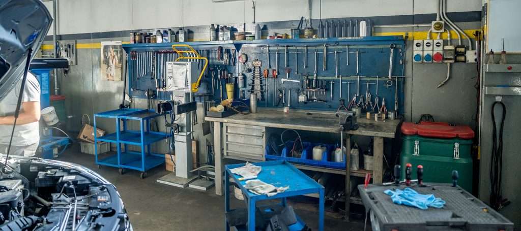 Banco di lavoro dell'officina Codeghini con utensili e attrezzatura per il tagliando